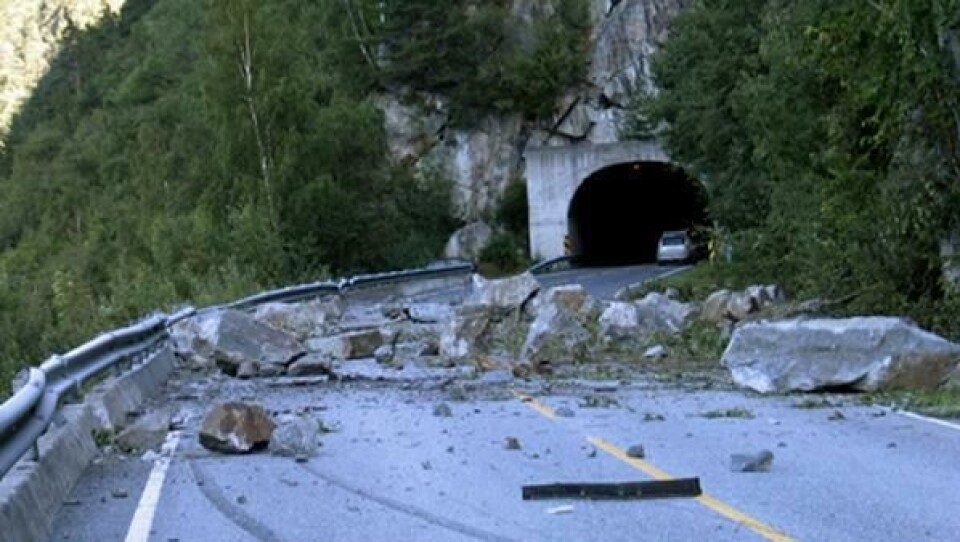 24. august 2008 gikk det et stort steinras ved Midtbekktunnelen i Oppdølsstranda.