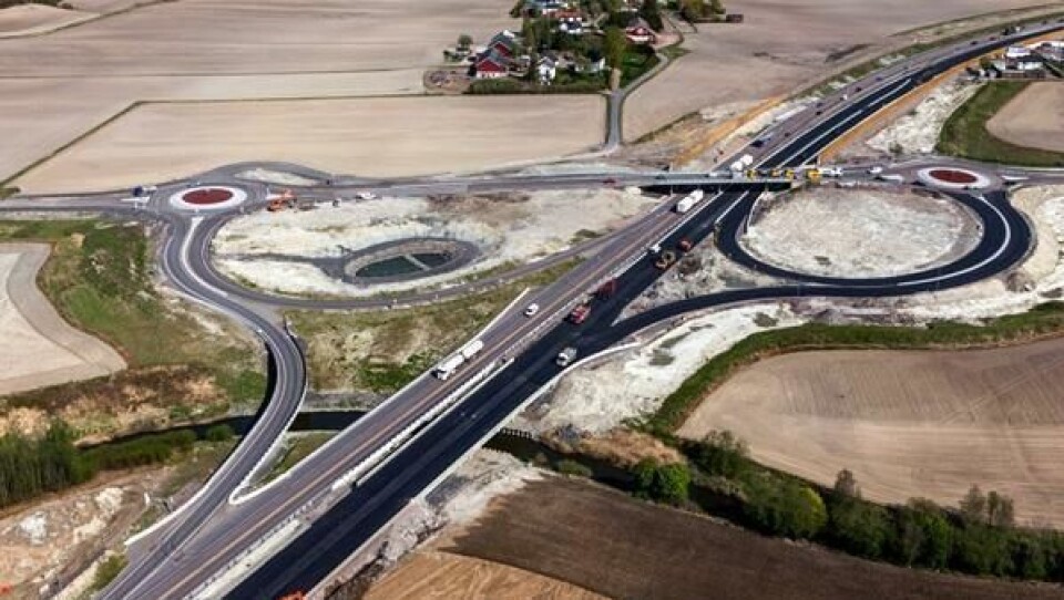 Flyfoto av Hesbykrysset tatt 29. april 2014. Skrekningen har 110 km/t som ordinær maksimal hastighet.