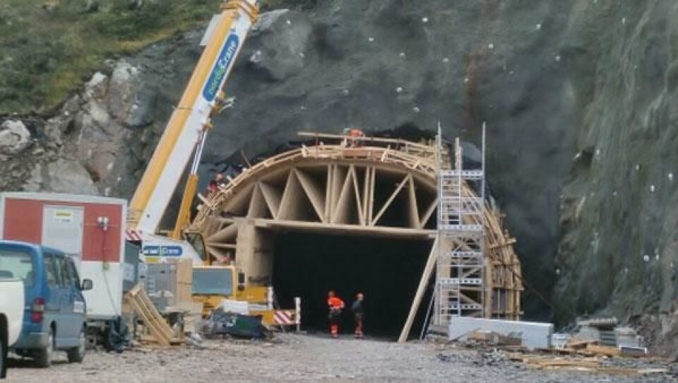 Arbeidet med portalen på Fenestunnelen sin vestside er godt i gang. Arbeidet med portalen på Fenestunnelen sin vestside er godt i gang.