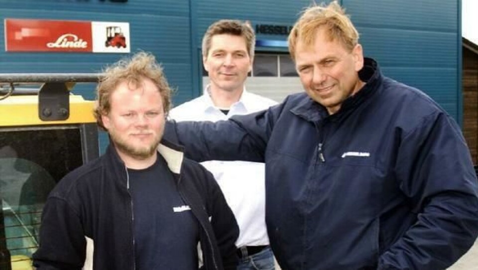 Ønsker velkommen til åpen dag. Foran fra venstre: Servicesjef på Hesselberg-avdelingen i Larvik, Kristian Rambo, selger Roar Kristensen. Bak teknisk sjef Ole Johnny Jenssen, Hesselberg Maskin.