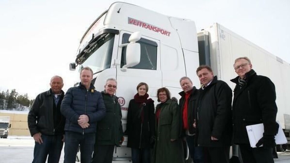 Med Arbeiderpartiet på lag. Fra venstre Knut Enger, Jonny Enger, Steinar Gullvåg fra arbeids- og sosialkomiteen, Anette Trettebergstuen, Tone Sønsterud fra transportkomiteen, Bjørn Sandnes, kommunikasjons- og utredningsansvarlig i NTF, Geir A. Mo og Jan-Terje Mentzoni fra NLF.