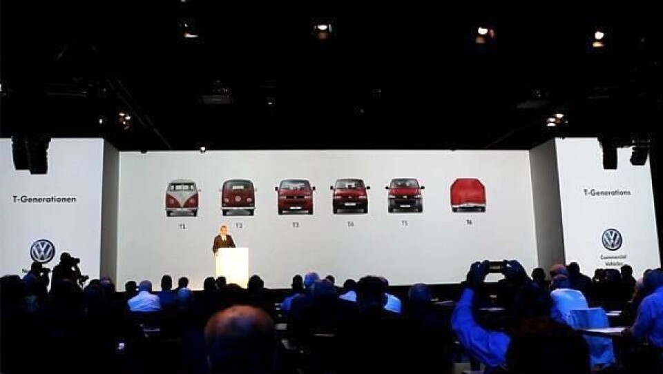 Dr. Eckhard Scholz med rekken av «Transportere», fra den første «Folkevogna» den ikke avdukede T6 på en pressekonferanse i Hannover.