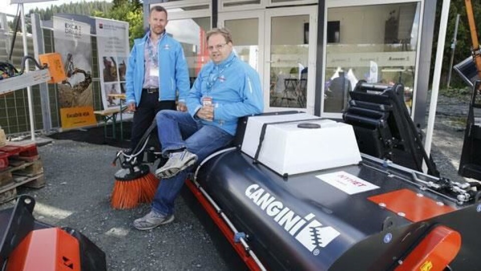 Morten Paulsen (bak) og David Netskar viser Cangini-oppsamleren SPZ 2100. Tallene indikerer bredden på utstyret. Også den flotte brakken i bakgrunnen (som var varm og god i det sure trønderværet) var splitter ny for anledningen.