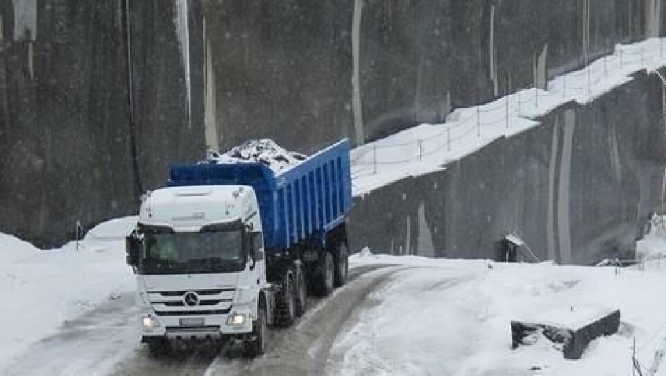 Mercedes-Benz 3355AS 6x6 med Megadrive dumpersemitrailer i snøvær i steinbruddet til Lunds Labrador i Larvik.