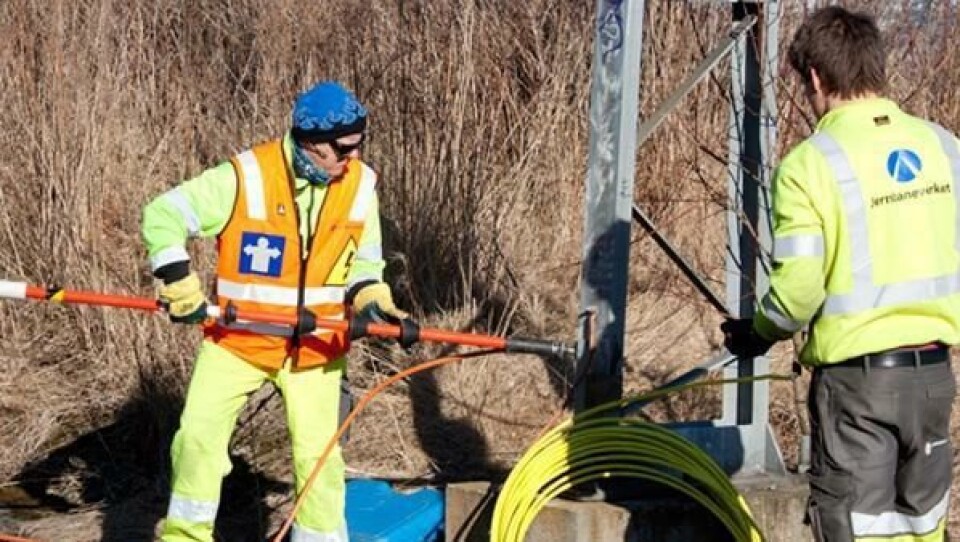 Produksjonsavdelingen jobber med de nye kablene på Østfoldbanen.