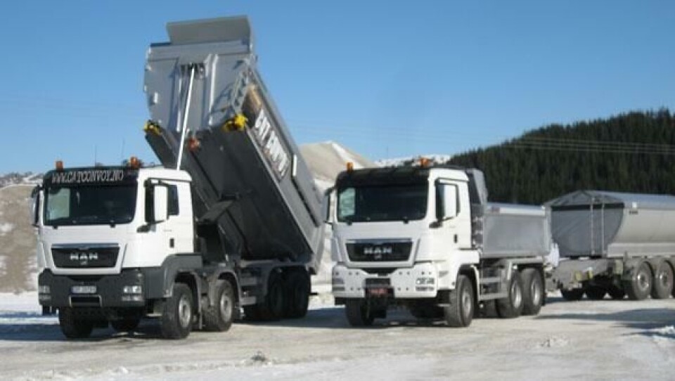 MAN deltar med en TGS 41.480 8x4 med Meiller dumperpåbygg og en TGS 26.540 6x4 med Istrail dumperpåbygg og dumperkjerre i begge Cat-konvoiene.