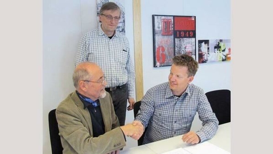 Prosjektleder Øivind L. Søvik i Statens vegvesen (t.v.) gratulerer Lars Kristian Fadnes i AF Gruppen med oppdraget om bygging av rasteplass for Hardangerbrua. Stående, byggeleder Gunnar Ringheim i Statens vegvesen.