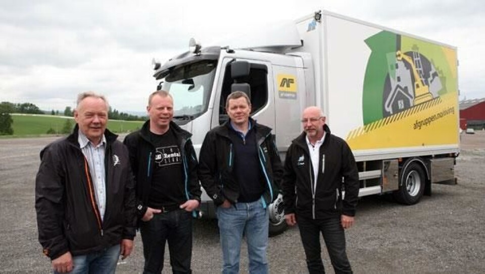 Fra overleveringen av servicebilen, til venstre Leif Ole Løvås (Volmax), servicemekaniker Ingvar Skogerbø og maskinsjef Erik Skogheim (begge AF Decom) og Reidar Tangsveen (Skab Norge AS).