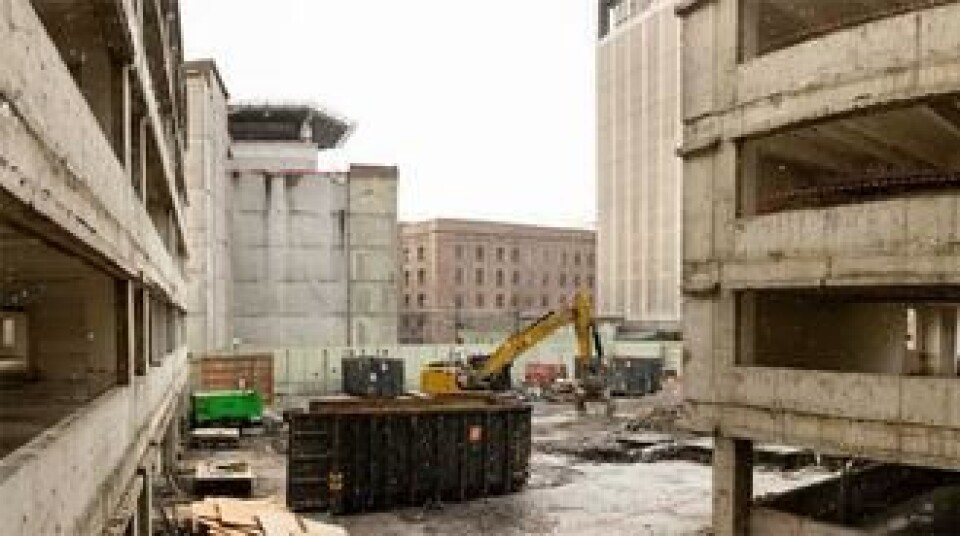 S-blokken ligger i Grubbegata og har adresse Einar Gerhardsens plass 3. Bygget består av åtte etasjer over bakkenivå, samt to kjelleretasjer.