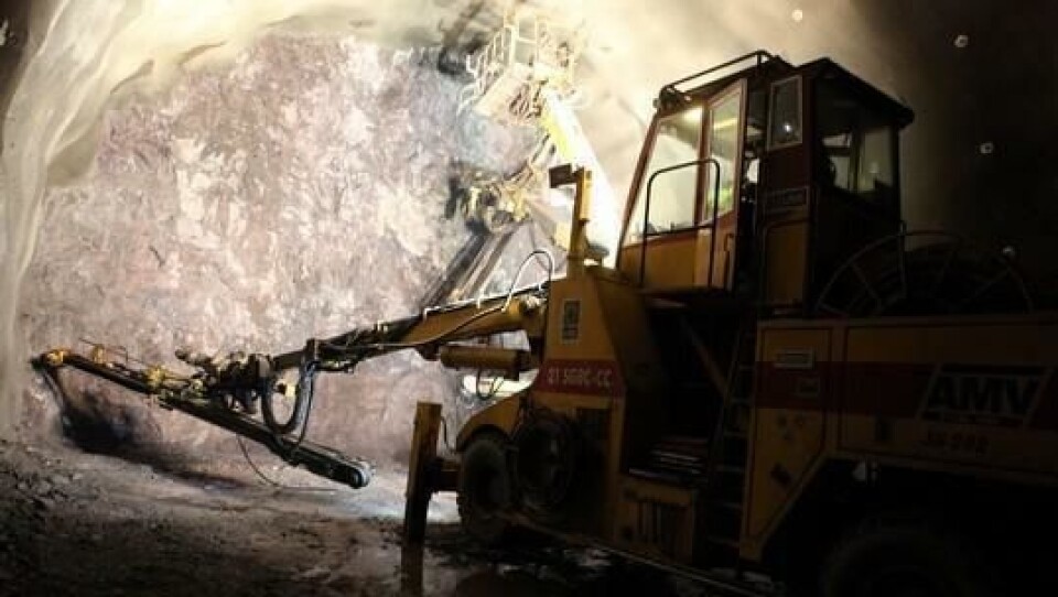 Boringen skjer med 3-boms AMV-tunnelrigger. I tillegg benyttes det to injeksjonsrigger som også er levert fra Flekkefjord-fabrikken