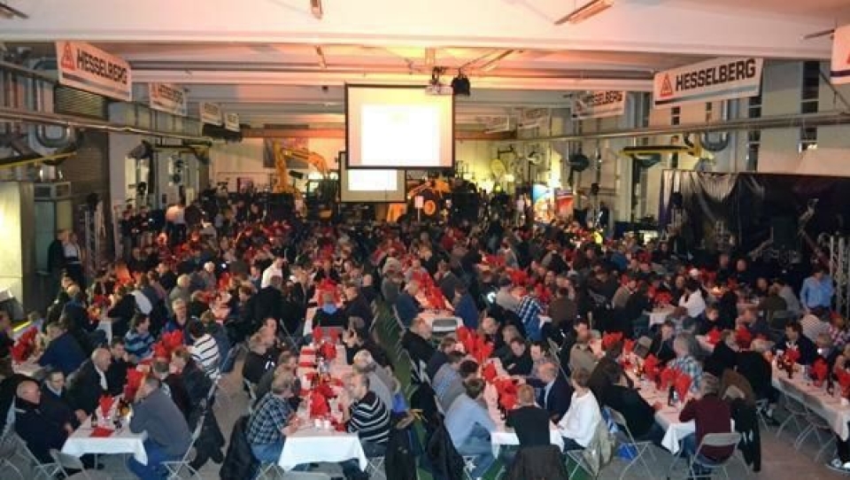 Mer enn 400 gjester kom til Hesselberg Maskins kundejulebord i verkstedhallen på Økern. Årets arrangement var torsdag 28. november.