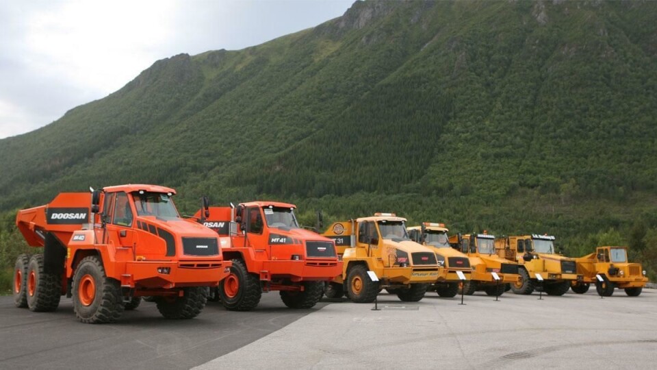 6x6-dumpere på rekke, fra venstre: DA40 (2012), MT41 (2012), MT30 (2000), MT25 (2004), MT30 (2000), MT40 (1997) og Viking D15 (1972).