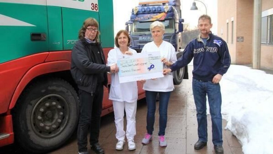 Overskuddet på salg av merkene, hele 35.000 kroner, ble overlevert til Barnestiftelsen ved Rikshospitalet. Fra venstre yrkessjåfør Tom Holshagen, spesialsykepleier Ragnhild Hals, førskolelærer Berit Christoffersen og yrkessjåfør Stig André Gauksrud.