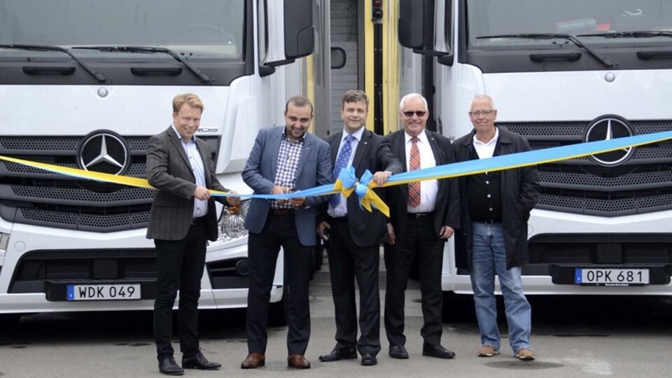 Mattias Nilsson (f.v.) – Mercedes-Benz Sverige, Firas Ahmed – HVF Transport AB, Magnus Melin, Bernt Schmidt og Bo Sjöberg Mercedes-Benz Malmö klipper båndet ved overleveringen av de 36 nye lastebilene.