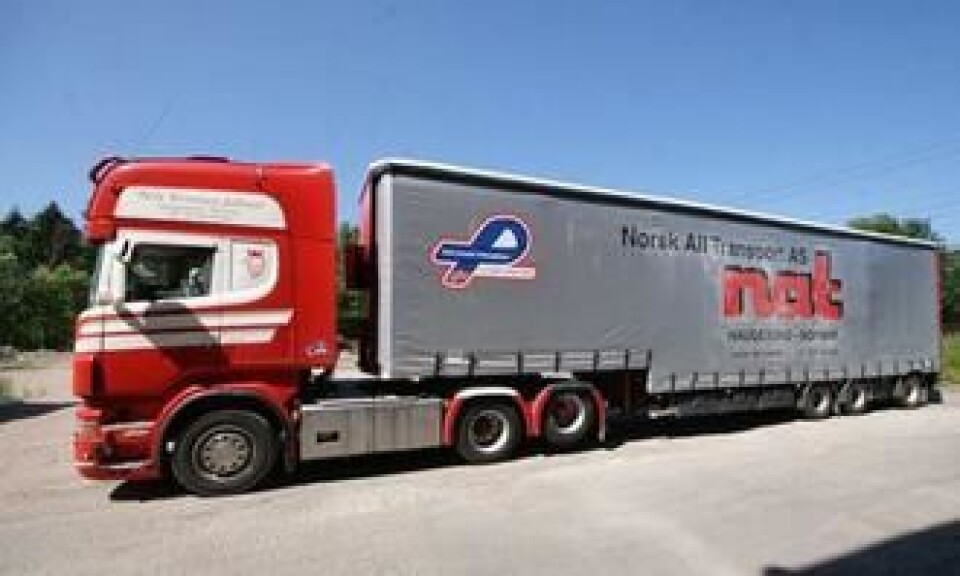 Lastebileier Nils Kristian Saltveit er en av ildsjelene bak prosjektet til støtte for norske yrkessjåfører. Han har dekortert to av trallene sine med store utgaver av merkene.