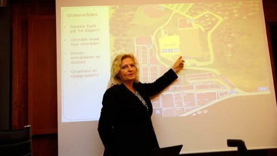 UTSOLGT: Det er ingen stor overdrivelse å hevde at Vei og Anlegg 2015 er utsolgt. To stander i bygningen Anita Hall peker på er det eneste tilgjengelige arealet man kan reservere.