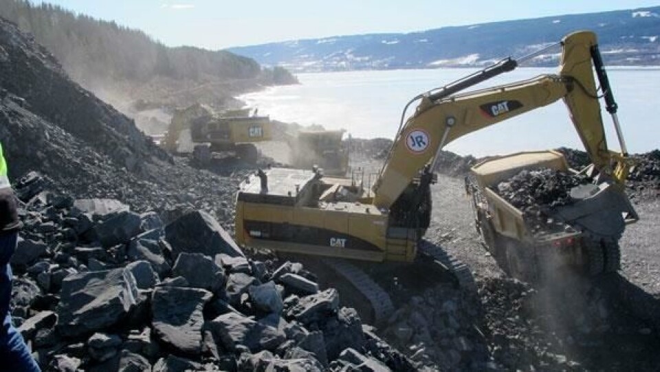 De store vei, tunnel og jernbaneutbyggingene langs Mjøsa er en god indikator på høy anleggsvirksomhet i Norge. AF/Rognerud hadde masseforflytningsentreprisen her.