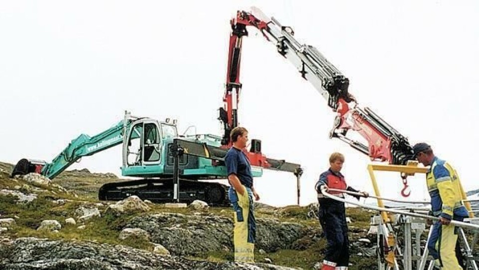 Arbeidskurven er godkjent for to mann, og her klargjøres det for nok en tur opp i ”luften”.