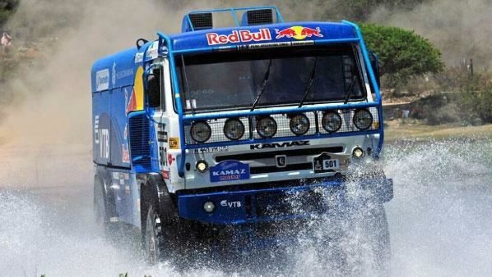 Vinner Eduard Nikolaev i et vått parti av Dakar 2013-rallyet.