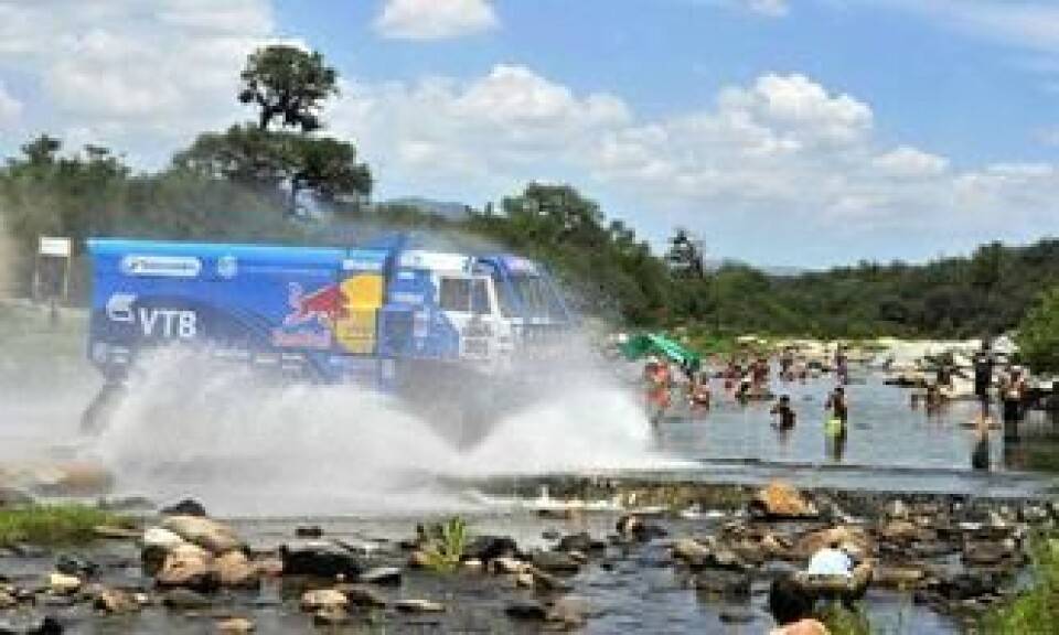 Ayrat Mardeev (2. plass) passerer en badeplass underveis i Dakar 2013.