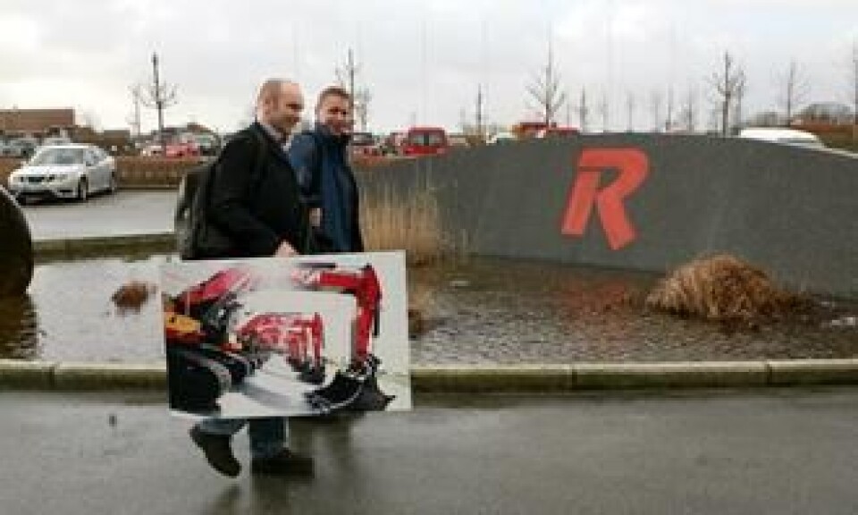 Volvo Maskins David Kristianslund (t.v.) og Ove Folkvord på vei hjem etter kontraktsigneringen hos Risa.
