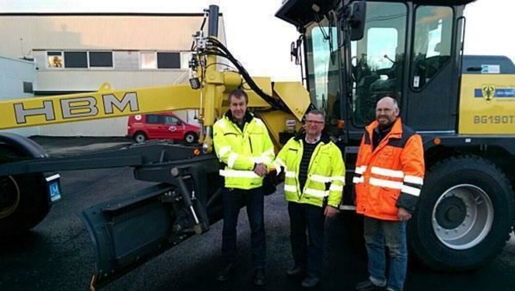 GOD JUL! Kjell Lintho (eier av Lintho Maskin AS) fra overleveringen. På hver side av Kjell Lintho står Atle Holm (t.v.) og Andreas Nærby (t.h.) fra Aursko-Høland kommune. GOD JUL! Kjell Lintho (eier av Lintho Maskin AS) fra overleveringen. På hver side av Kjell Lintho står Atle Holm (t.v.) og Andreas Nærby (t.h.) fra Aursko-Høland kommune.