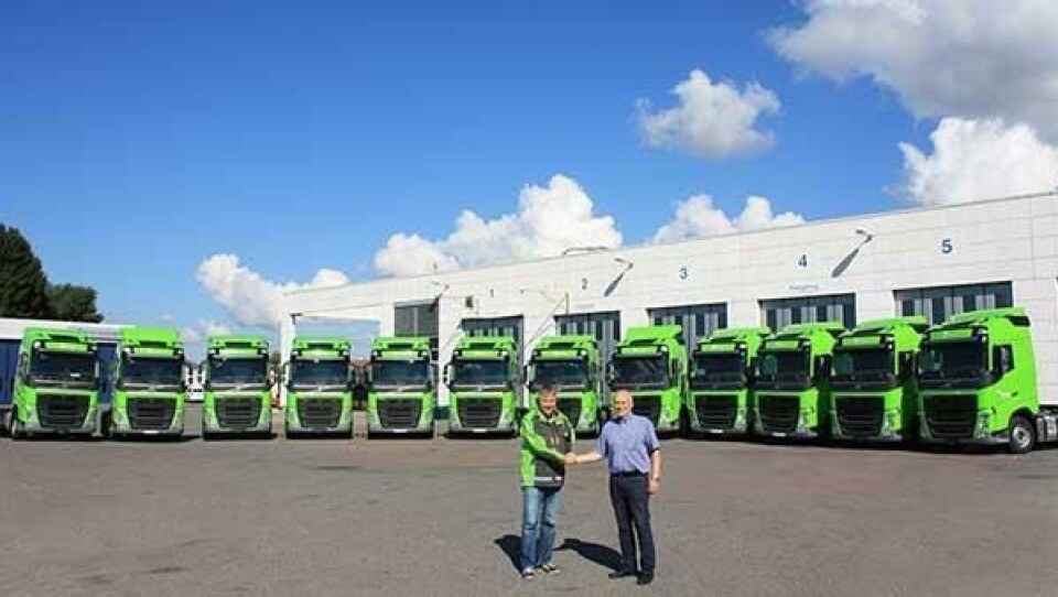 Driftssjef i Bring Frigo Stein Erik Gurigard (t.v.) mottar 12 av de 15 nye bilene fra MK III av salgssjef for Direct Sales Volvo Norge, Roy Hagen (t.h.).