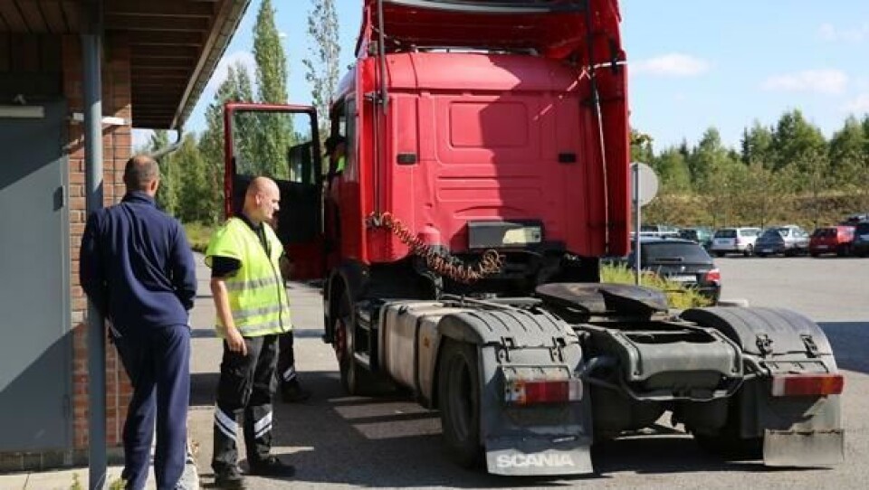Kontrolleder Uno Rogneby med den polske sjåføren. I trekkbilen sitter senioringeniør i Statens vegvesen, Johnny Bjørsrud.