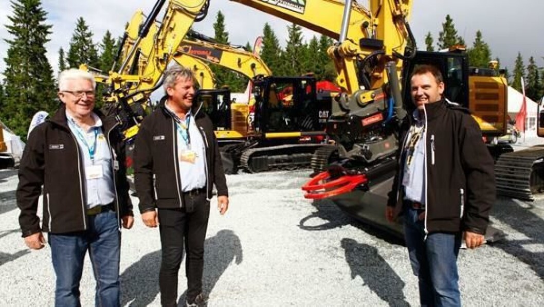 Salgssjefene Helge Opheim (t.v.) og Stig Kjetil Haugsvær, og markedsdirektør Espen Paulseth i Pon Equipment AS er fornøyd med salget så langt i år. Bildet fra Mefa 2014 i Granåsen. Salgssjefene Helge Opheim (t.v.) og Stig Kjetil Haugsvær, og markedsdirektør Espen Paulseth i Pon Equipment AS er fornøyd med salget så langt i år. Bildet fra Mefa 2014 i Granåsen.