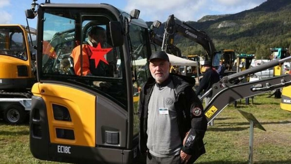 Daglig leder på Dyrskun Henry Mæland mener at messen er en salgsmesse der forretninger faktisk blir gjort. Her foran Volvo Maskins messetilbud.