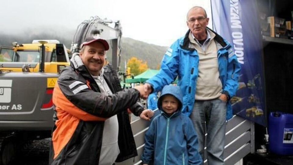 Harald Klokkehaug (t.v.) og Leif Hegstad i Volvo Maskin har akkurat inngått avtale om kjøp av to nye Volvo hjullastere.. Ole-Martin Klokkehaug er med pappa på Loendagane som er lagt opp som et familiearrangement for MEF-medlemmene.
