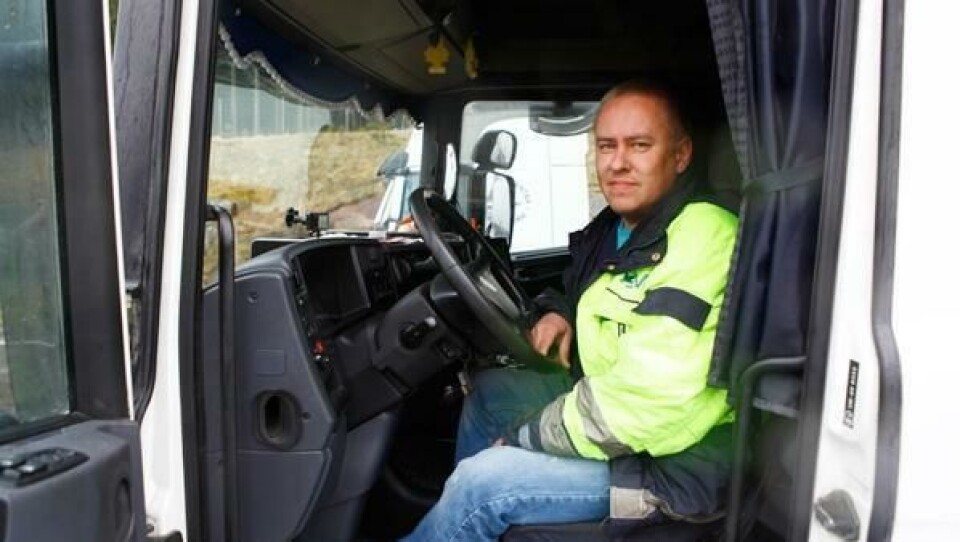 Krist Liister fra Estland forstår ikke hva kontrollørene sier på Taraldrud, men han tror de mener han har overlast.