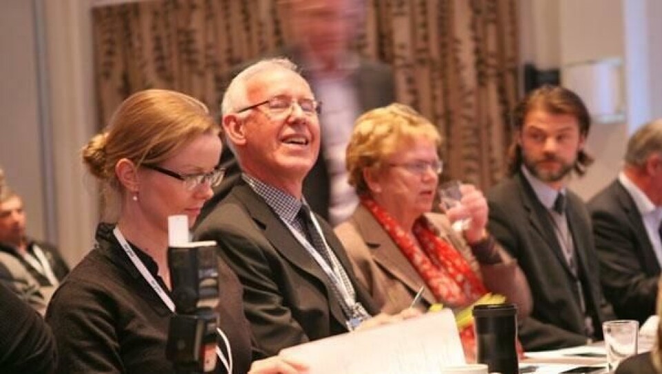 Trond Johannessen, adm. direktør i MEF, strålte som en sol etter innlegget til samferdselsminister Magnhild Meltveit Kleppa (drikker vann).