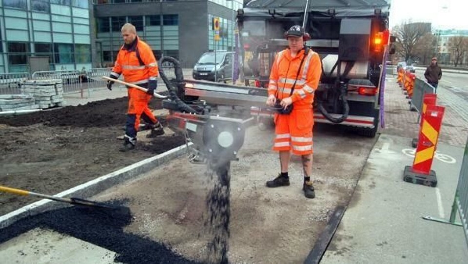- Vi kjører 90% innenfor Göteborg med tett og rykkete bytrafikk. Jeg synes girkassen fungerer helt utmerket i dette miljøet, og ville ikke ha jobbet med noe annet, sier Mattias Hedin, som er ansatt i Swea Asfalt i Väst som sjåfør på den nye lastebilen.