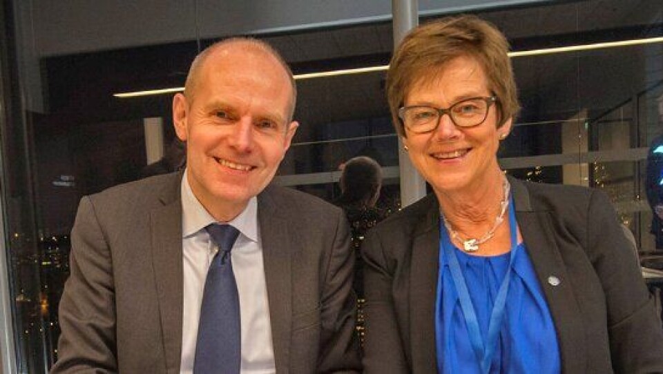 Gorm Frimannslund og Elisabeth Enger signerer den historiske avtalen som gir forutsigbarhet for jernbanens drift og vedlikehold i fire år framover.