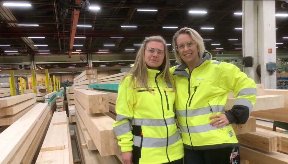 Byggingeniør Karoline Røste Omdahl (t.v) hos Moelven Limtre AS og kompetanserådgiver Emma Østerbø ønsker unge ingeniørtalenter velkommen til Moelven.