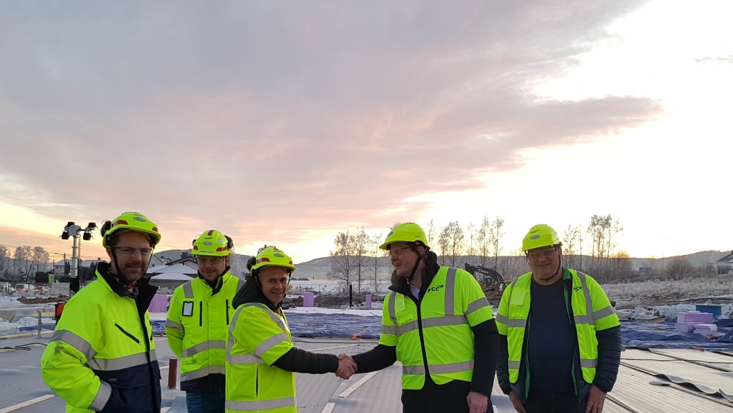 Daglig leder i Holtefjell Eiendom Ola Semb og daglig leder i NCC Building Are Strøm er fornøyd med at samarbeidet fortsetter.