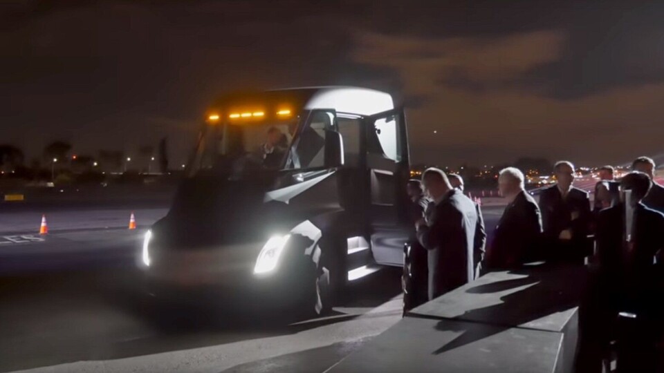 Se Tesla Semi akselerere