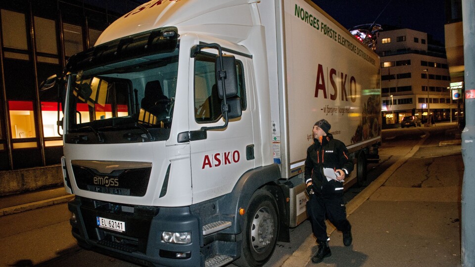 ASKO har Norges første helelektriske lastebil. Emoss fra Nederland har levert bilen som går på distribusjon i Oslo. Sjåfør Ioannis Soumpasis liker å være med og høste erfaringer med en helt ny teknologi for transport-Norge.