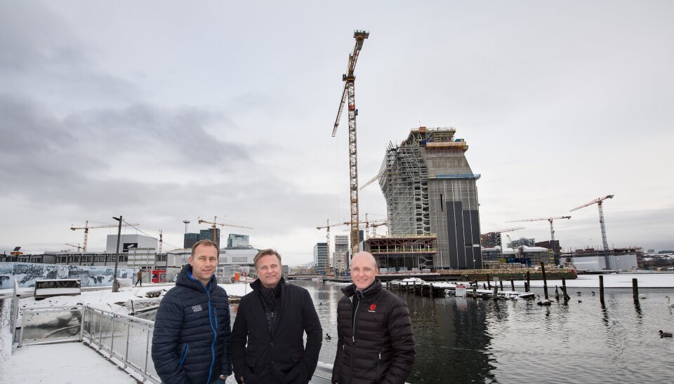 BYGGER MUSEUM: Ledertrio og medeiere i nyfusjonerte Utleiesenteret foran det nye Munchmuseet i Bjørvika der selskapet nå har fått en storkontrakt. Fra venstre: Alfred Bakken, driftsansvarlig Gardermoen, tidligere Akershus Utleie, Lasse Kjøsterud, konsernsjef og tidligere driftsansvarlig ved Drammen Utleiesenter, og Tommy Jensen, salgsleder i Oslo-avdelingen, tidligere Høydespesialisten.