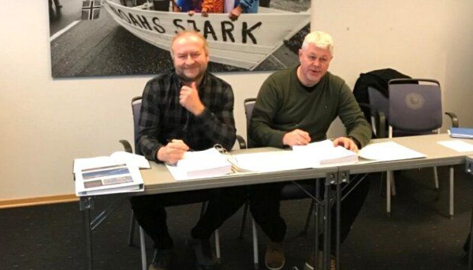 Prosjektleder Hans-Arne Haugland i Statens vegvesen og Sigve Sandvik fra Roxel AS signerte kontrakten.
