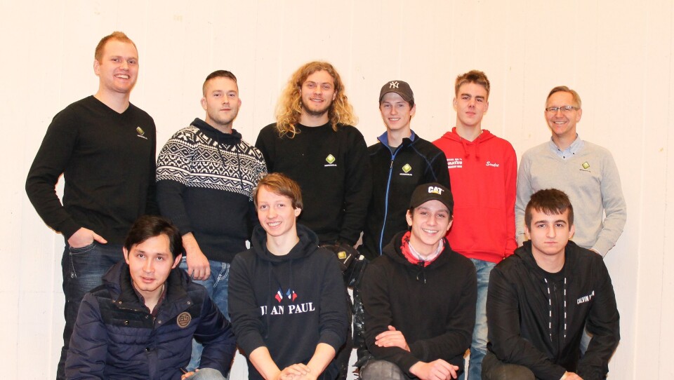 Øverst fra venstre: Marius Brænd (lærlingsansvarlig), Kristian Høyheim, Sigurd Skjæret, Waldemar Karlsen, Sondre Ensrud og Tore Runeberg (daglig leder). Nederst fra venstre: Abbas Barbari, Benjamin Dalehaug, Noah Karlsen og Almedin Draganovic.
