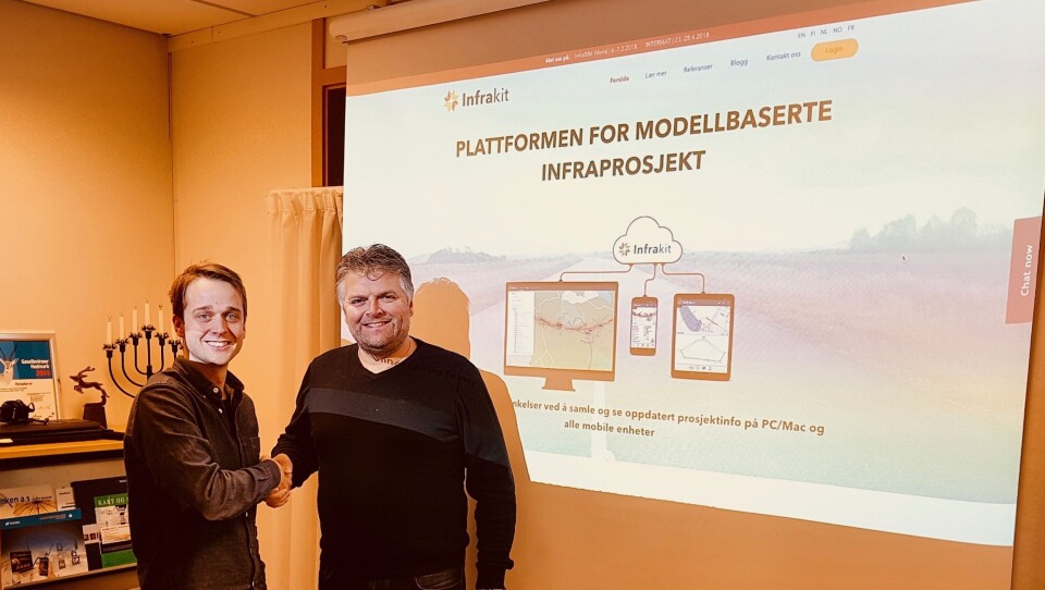 SIGNERT AVTALE: Anders Tiltnes (til venstre) i Infrakit Norge og Even Sjøli har signert avtalen som sikrer MjøsPlan AS forhandlerstatus av Infrakit i Hedmark, Oppland og Buskerud.
