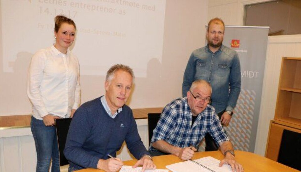 Torsdag 14. desember signerte Statens vegvesen kontrakt med Letnes Entreprenør AS om bygging av 5,7 km ny fv. 720. Foran f.v: Prosjektleder Jo Bernt Brønstad i Statens vegvesen og daglig leder i Letnes Entreprenør AS, David Letnes. Bak f.v: Byggeleder i Statens vegvesen Mari Sagbakken og anleggsleder i Letnes Entreprenør AS, Thomas Fjelldalselv. Torsdag 14. desember signerte Statens vegvesen kontrakt med Letnes Entreprenør AS om bygging av 5,7 km ny fv. 720. Foran f.v: Prosjektleder Jo Bernt Brønstad i Statens vegvesen og daglig leder i Letnes Entreprenør AS, David Letnes. Bak f.v: Byggeleder i Statens vegvesen Mari Sagbakken og anleggsleder i Letnes Entreprenør AS, Thomas Fjelldalselv.
