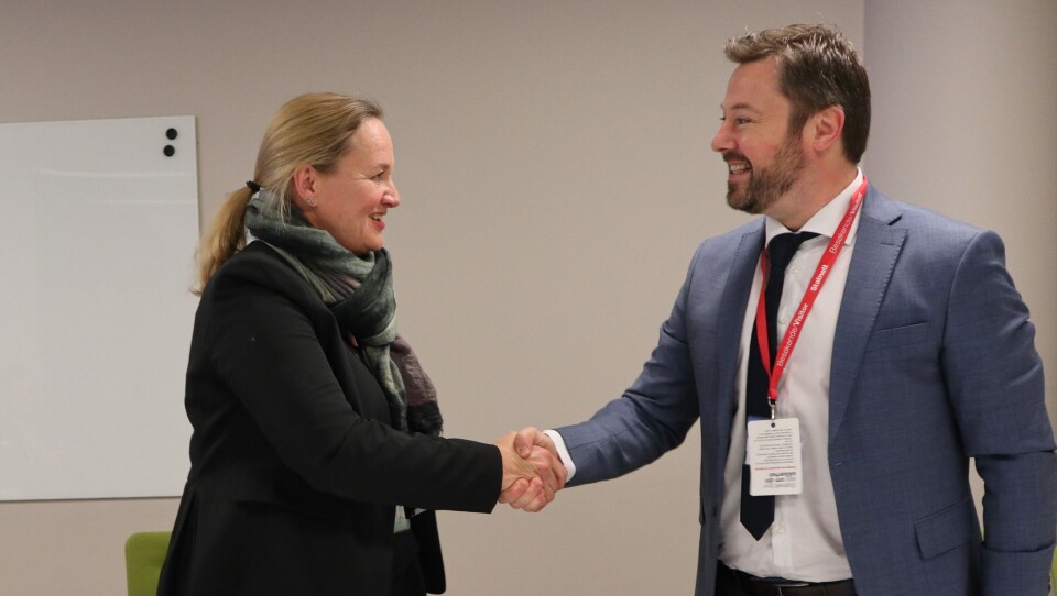 Konserndirektør i Statnett, Elisabeth Vike Vardheim, og Espen Bostadløkken fra GE Power i Norge, etter at kontrakten var signert.