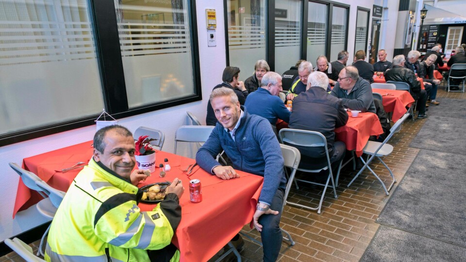 KUNDE: Abbas Abdurahman tok seg tid til å spise julemat hos Scania på Furuset. Distriktssjef Bjørnar Stenersen er storfornøyd med oppmøtet.