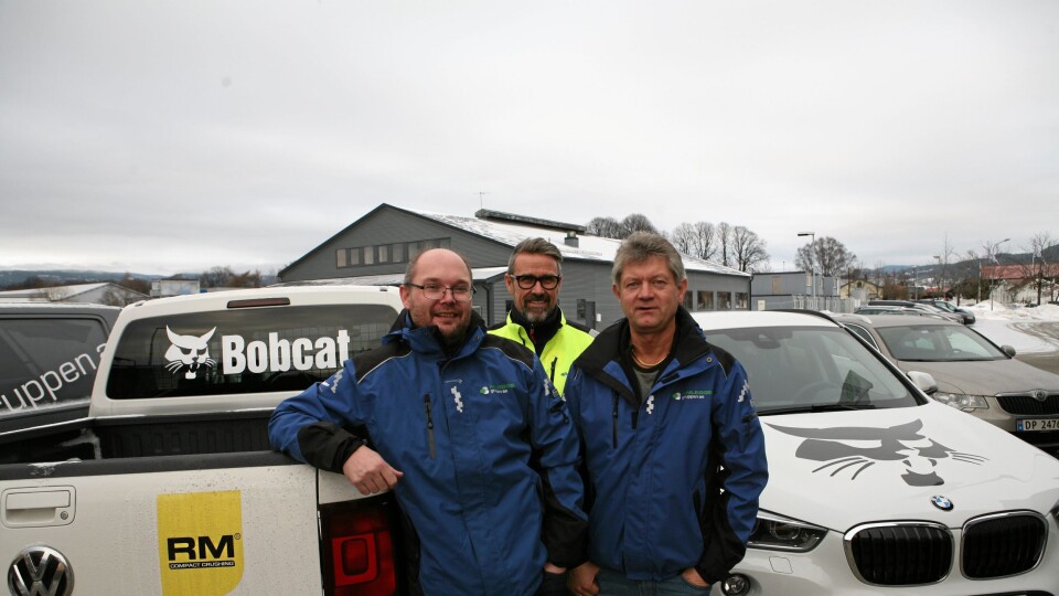 NYTT AGENTUR: De første maskinene kommer til Anleggsgruppens hovedkvarter i Lier i januar neste år, men firmabilene er allerede dekorert med Bobcat-logoer. Fra venstre er Paul Håkon Endresen, Magne Reiersrud og Per Gunnar Holmgren.
