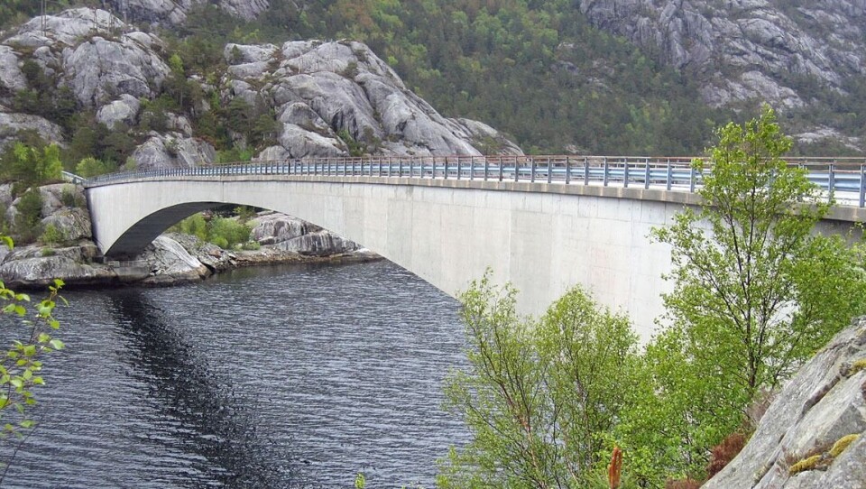 Osstrupen bru ved Florø har sunket ned i fugen på midten. Nå skal NCC spenne opp stålrør inne i bruen for å løfte konstruksjonen.