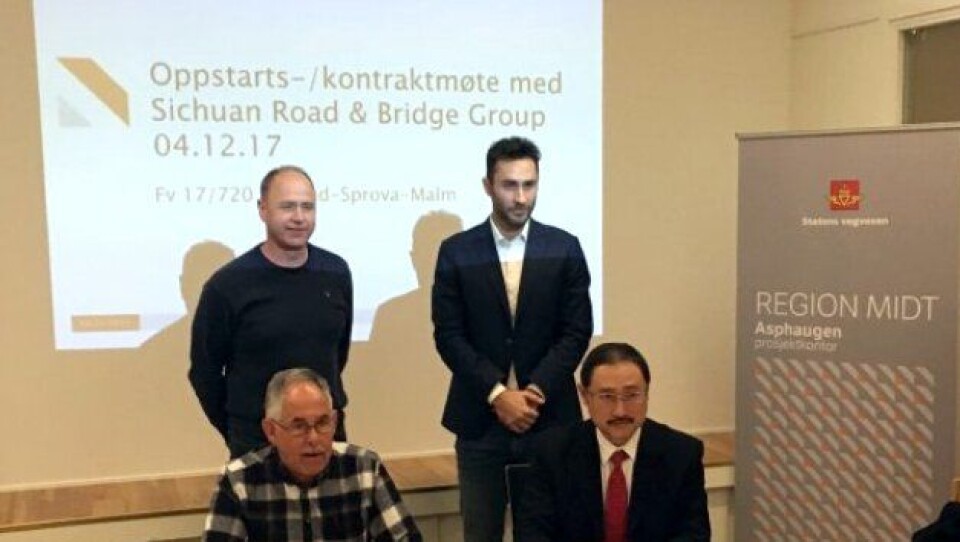 Mandag 4. desember signerte Statens vegvesen kontrakt med Sichuan Road and Bridge Group, om bygging av fv. 17 Beitstadsundbrua. Foran fra venstre: Fungerende avdelingsdirektør Steinar Johansen i Statens vegvesen og prosjektdirektør Dr. Lu Wei i SRBG. Bak fra venstre: Faggruppeleder Terje Skrattalsrud i Nord-Trøndelag fylkeskommune og kontraktsleder Alexandros Tsetsis i SRBG.