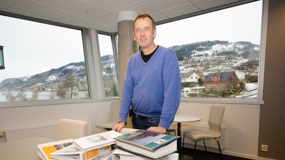 Sveinung Brude i Statens vegvesen med de innkomne tilbudene.